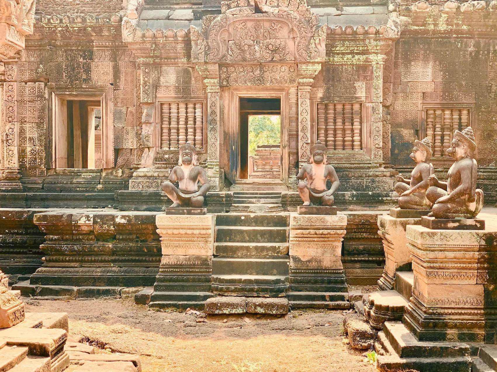 Monkey statues Banteay Srei.