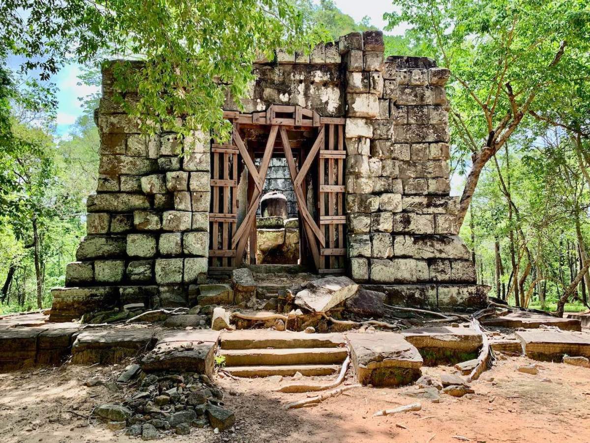 Travel Report The Linga Temples, Koh Ker. Leighton Travels!