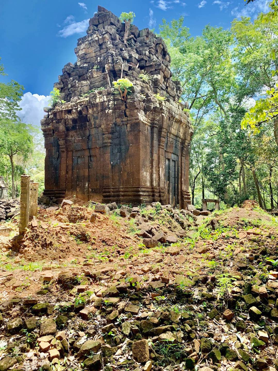The isolated Prasat Banteay Pir Chaon Temple