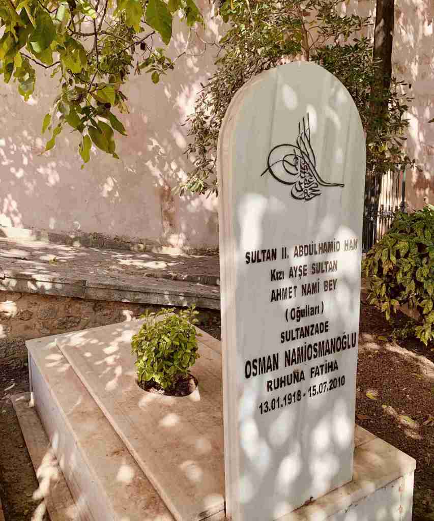 The grave of Osman Nami Osmanoglu in Istanbul.